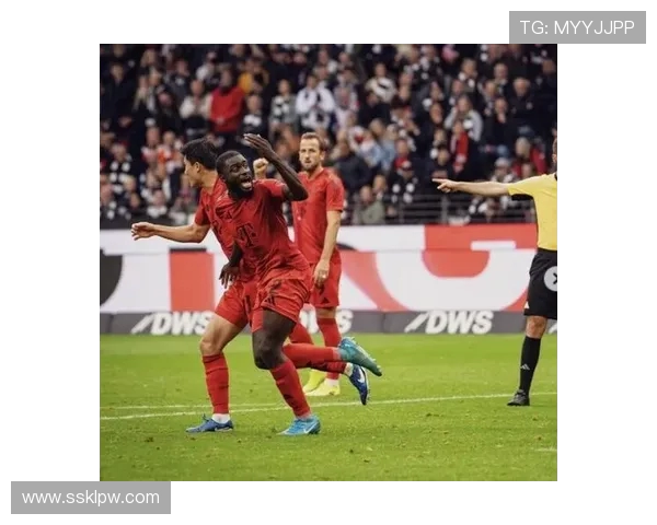 于帕梅卡诺亲临拜仁青训营 与U13梯队小球员深入交流互动