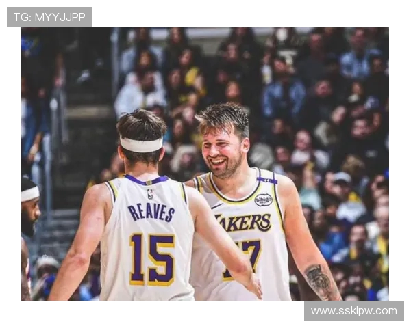 原创东契奇与詹姆斯缺阵，湖人一节崩盘，里夫斯短板显现无遗